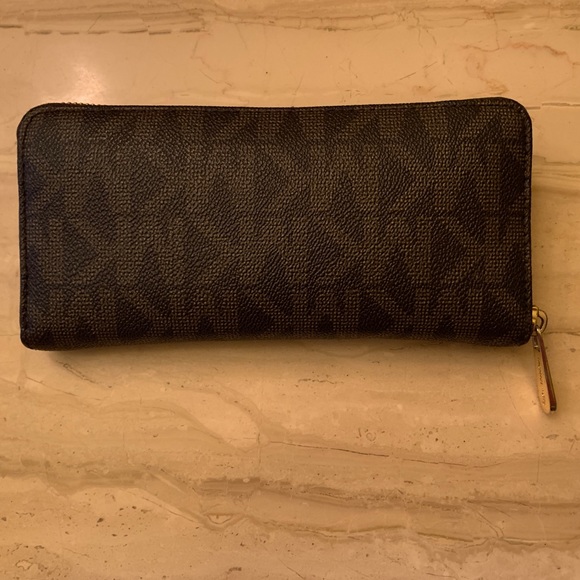 Michael Kors Wallet - Picture 2 of 8